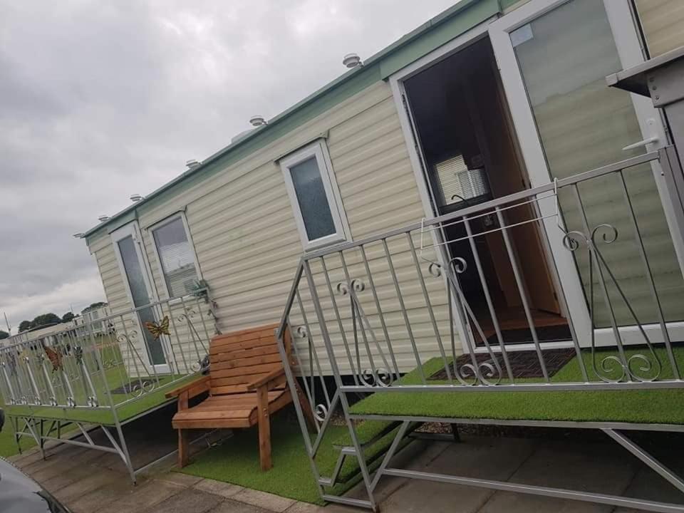 I 10 Caravan 4 Berth Chase Caravan Park インゴールドメルズ エクステリア 写真